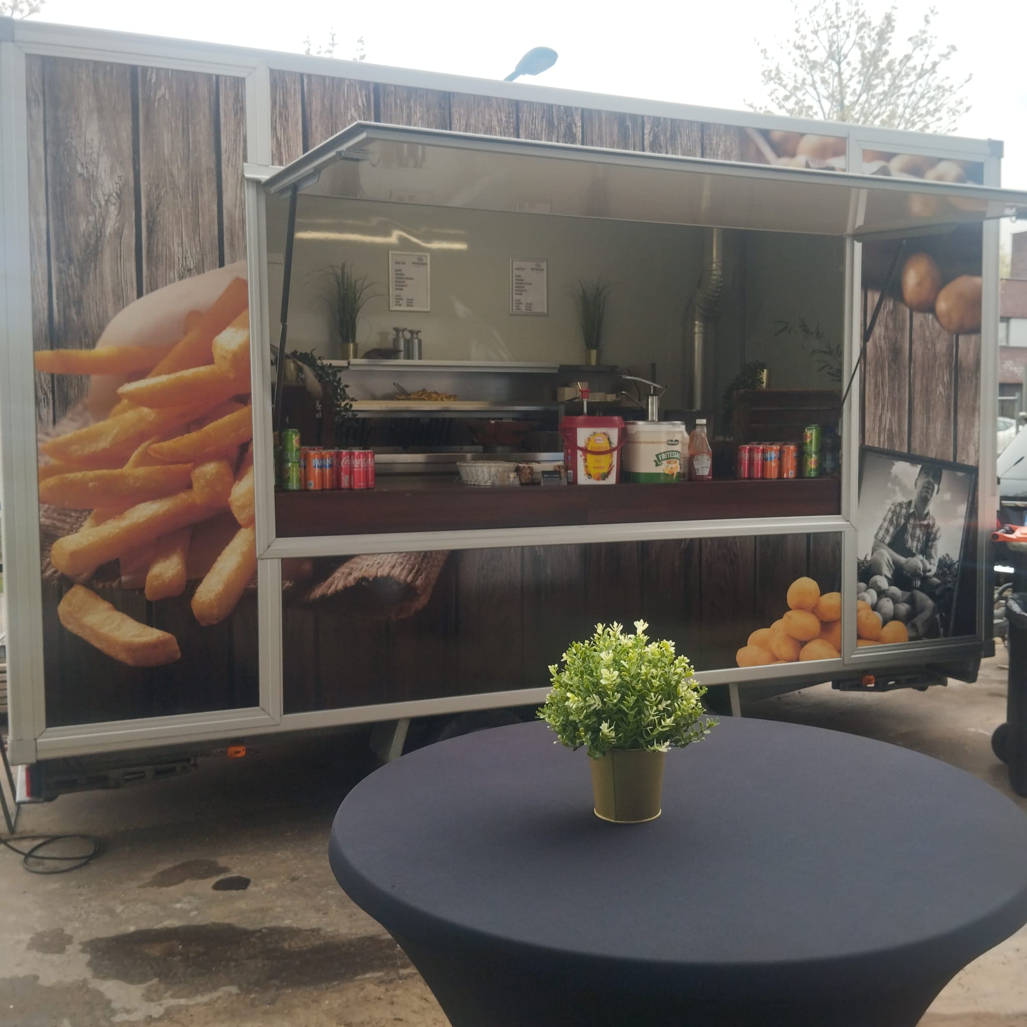 Frietwagen-Hoogste-punt-viering-Frietkar-Bouw-Onbeperktfriet-Onbeperktsnacks-Bedrijfsfeest-Opening